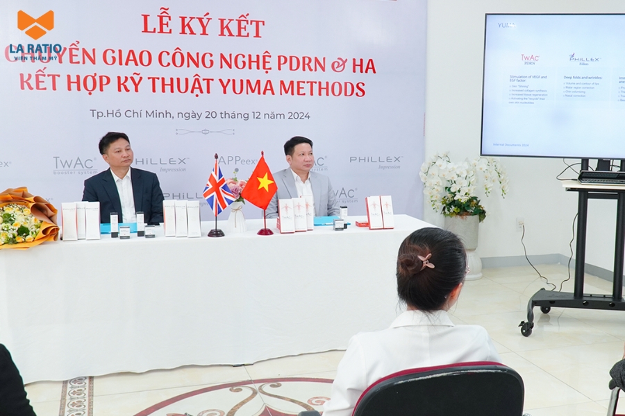 Hình ảnh Bác sĩ Trung và đại diện Yuma Medical trong buổi lễ ký kết Hình ảnh Bác sĩ Trung và đại diện Yuma Medical trong buổi lễ ký kết