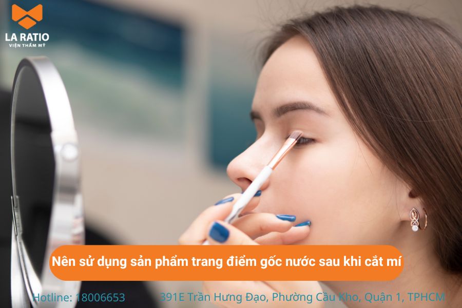 Nên dùng những sản phẩm trang điểm gốc nước để dễ dàng tẩy trang