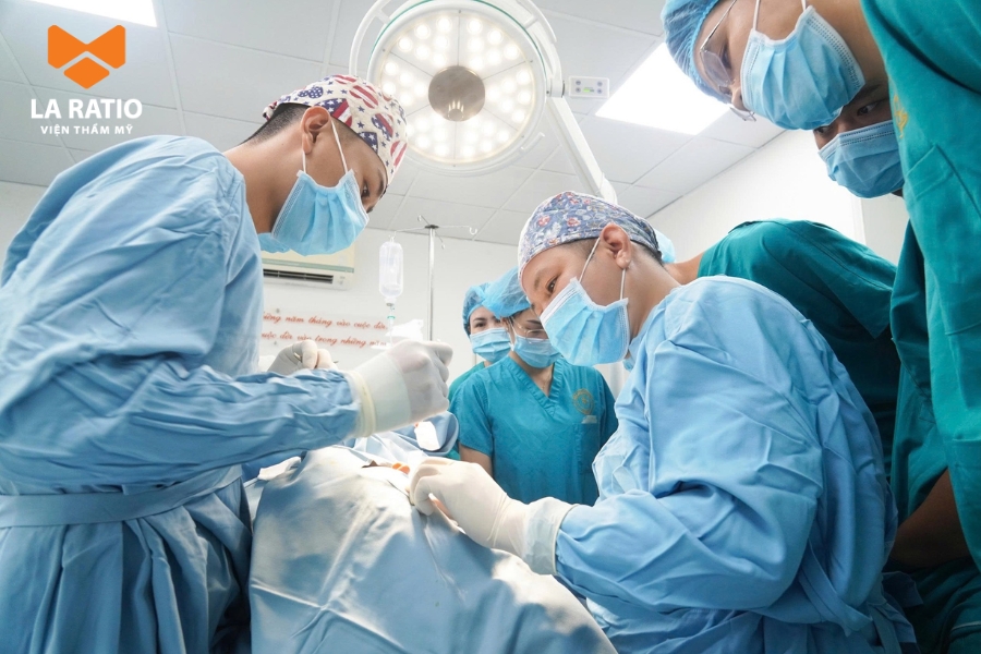 Bác sĩ Trung thực hiện quy trình nâng mũi không băng nẹp Bác sĩ Trung thực hiện quy trình nâng mũi không băng nẹp