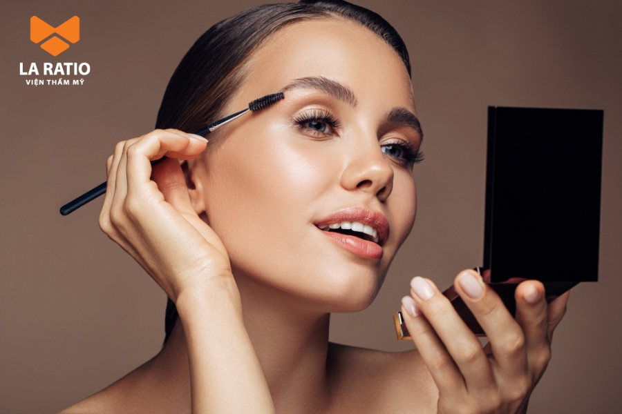 Sau nâng mũi nên hạn chế trang điểm Sau nâng mũi nên hạn chế trang điểm