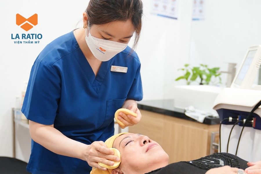 Quy trình nâng mũi không băng nẹp tại La Ratio - Thực hiện tẩy trang và vệ sinh mặt Quy trình nâng mũi không băng nẹp tại La Ratio - Thực hiện tẩy trang và vệ sinh mặt