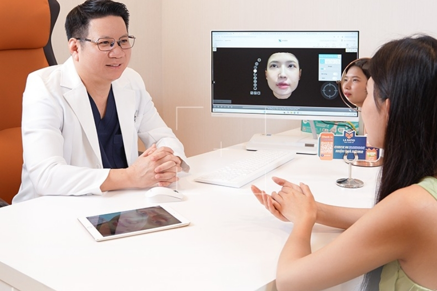 Bác sĩ Trung trực tiếp thăm khám và tư vấn cho khách hàng Bác sĩ Trung trực tiếp thăm khám và tư vấn cho khách hàng