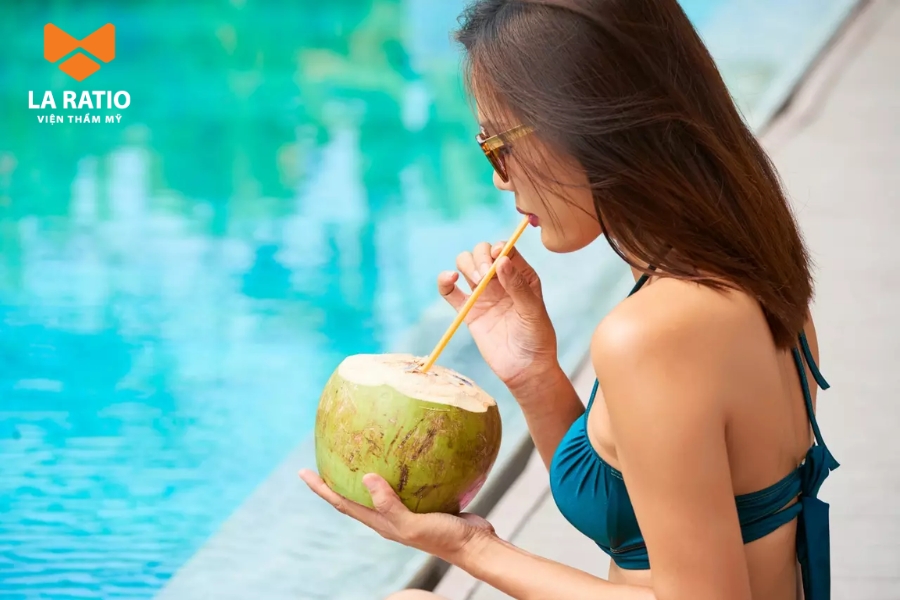 Sau nâng mũi, bạn vẫn có thể uống nước dừa nhưng cần tuân thủ một số lưu ý Sau nâng mũi, bạn vẫn có thể uống nước dừa nhưng cần tuân thủ một số lưu ý