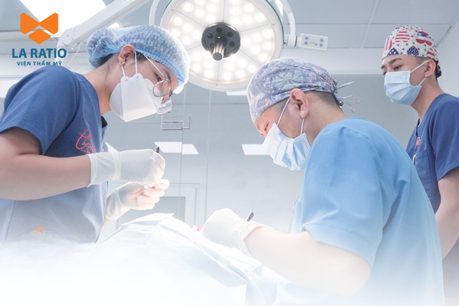 Bác sĩ Võ Thành Trung sẽ là người trực tiếp thực hiện nâng mũi cho khách hàng