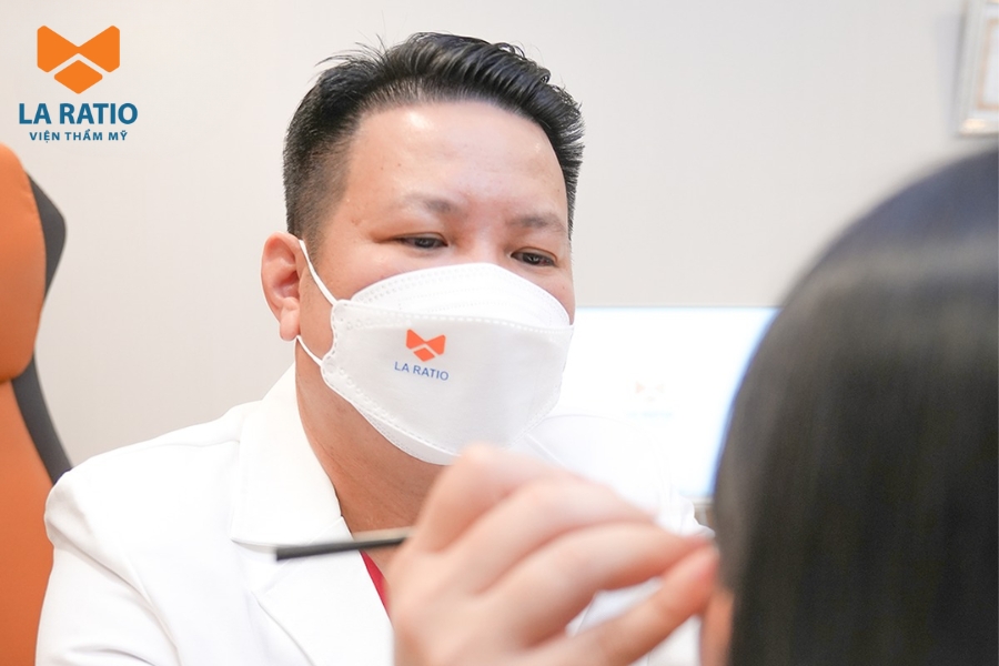 Bác sĩ Võ Thành Trung trực tiếp thăm khám và tư vấn dáng mắt cho khách hàng Bác sĩ Võ Thành Trung trực tiếp thăm khám và tư vấn dáng mắt cho khách hàng
