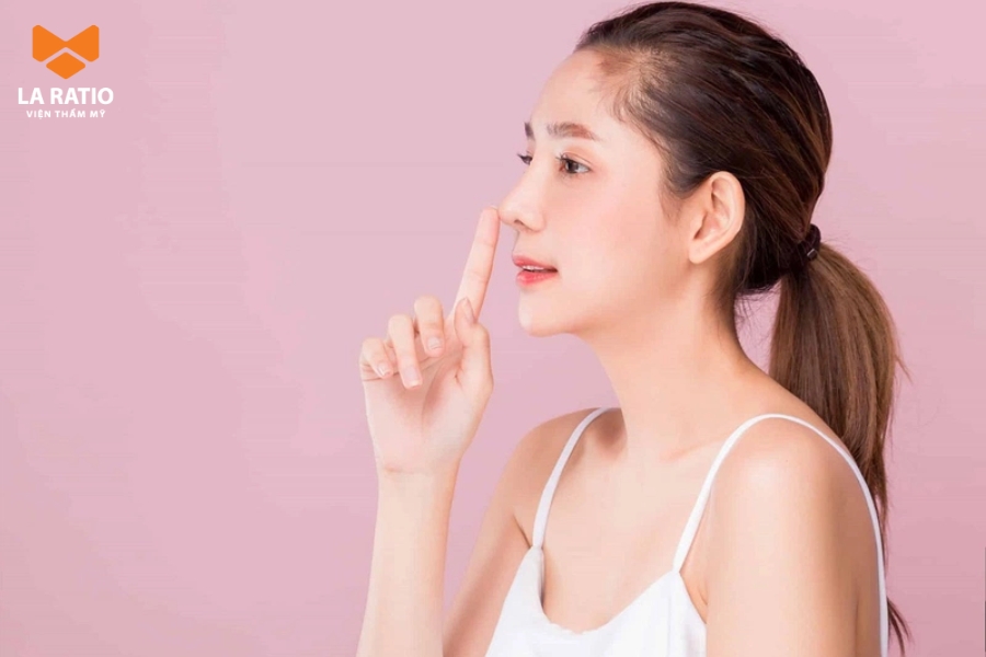 Massage mũi thường xuyên giúp mũi thon gọn Massage mũi thường xuyên giúp mũi thon gọn