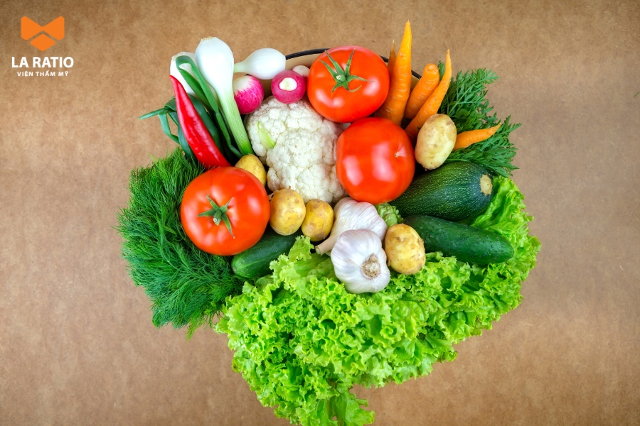 Rau xanh chứa nhiều vitamin và khoáng chất giúp thúc đẩy quá trình tái tạo mô và hỗ trợ vết thương mau lành.