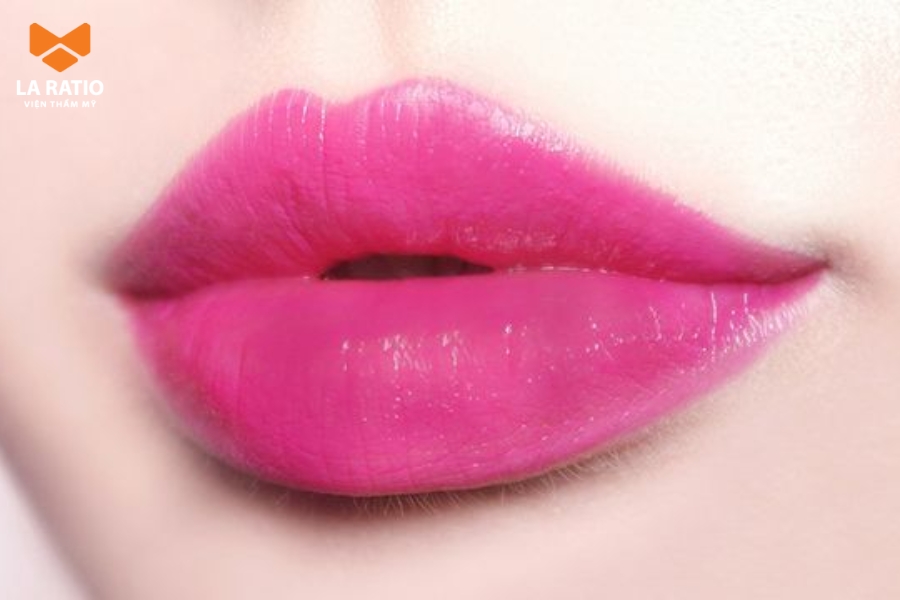 Phun màu môi hồng cánh sen phù hợp với tình trạng môi ít thâm