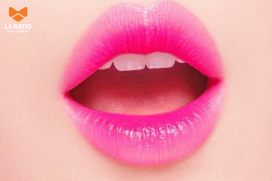 Phun xăm môi màu hồng cánh sen giúp che đi các khuyết điểm xấu của môi