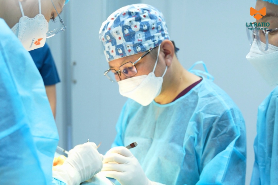 Bác sĩ Võ Thành Trung trực tiếp phẫu thuật độn cằm cho khách hàng