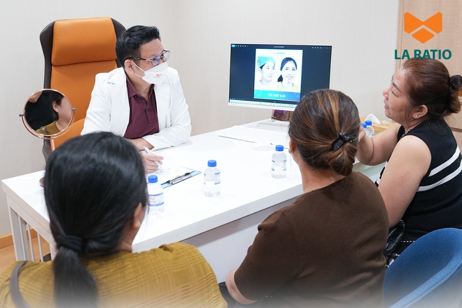 Mỗi khách hàng sẽ được Bác sĩ Trung thăm khám và tư vấn dáng mắt phù hợp