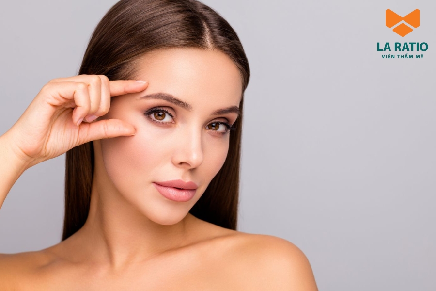 Điểm đặc trưng nằm ở việc nếp mí được thiết kế cao, rõ nét và có độ cong tự nhiên