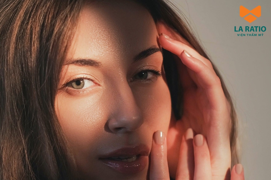 Cắt mí kiểu Ấn Độ chú trọng tạo độ cong mềm mại, phần đuôi mắt được mở rộng nhẹ để tăng chiều dài