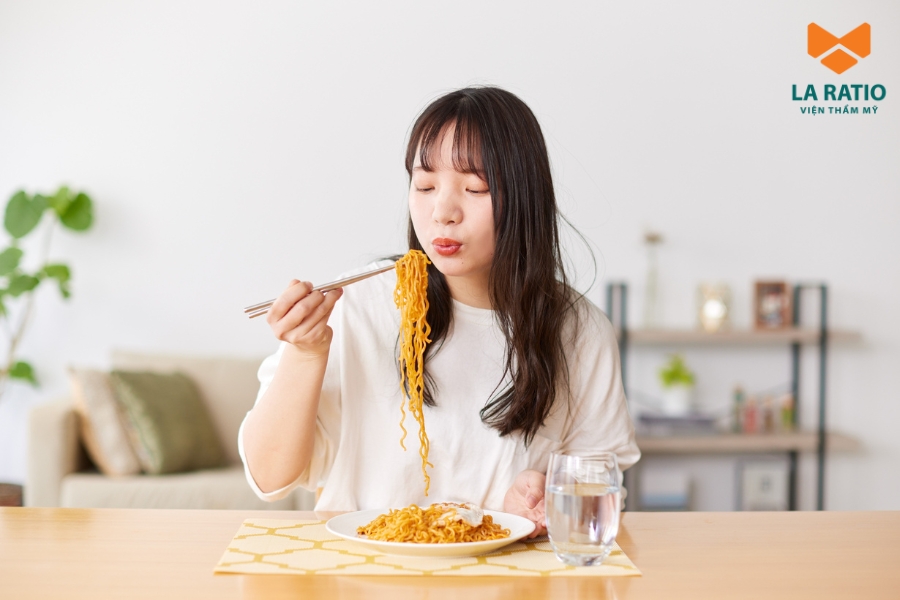 Người mới nâng mũi cần nhiều dưỡng chất, trong khi mì gói hầu như không có giá trị dinh dưỡng