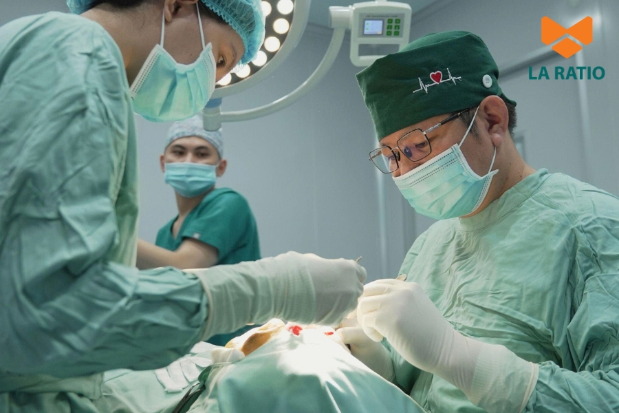 Bác sĩ Võ Thành Trung đang thực hiện phẫu thuật cắt mí mắt cho khách hàng