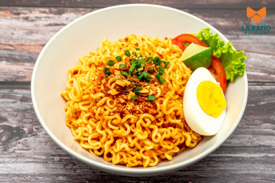 Nâng mũi ăn mì tôm được không? Câu trả là cần tránh ăn mì tôm trong thời gian đầu hậu phẫu