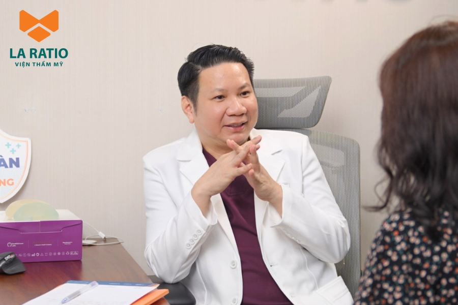 Bác sĩ Võ Thành Trung trực tiếp thăm khám và tư vấn cho khách hàng